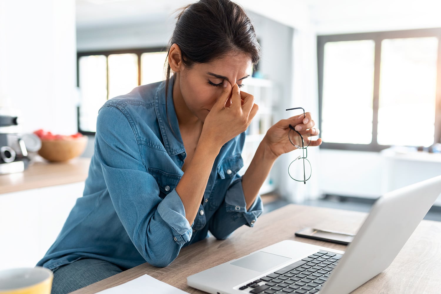 Stimmungsbild Stress mit gestresster Frau am Laptop