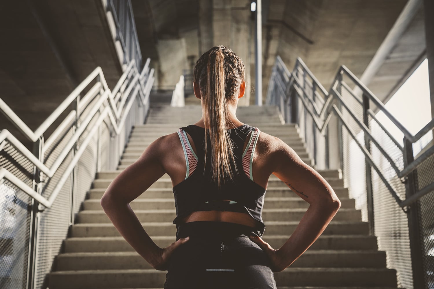 Sportliche Frau und Treppe symbolisieren berufliche Karriere