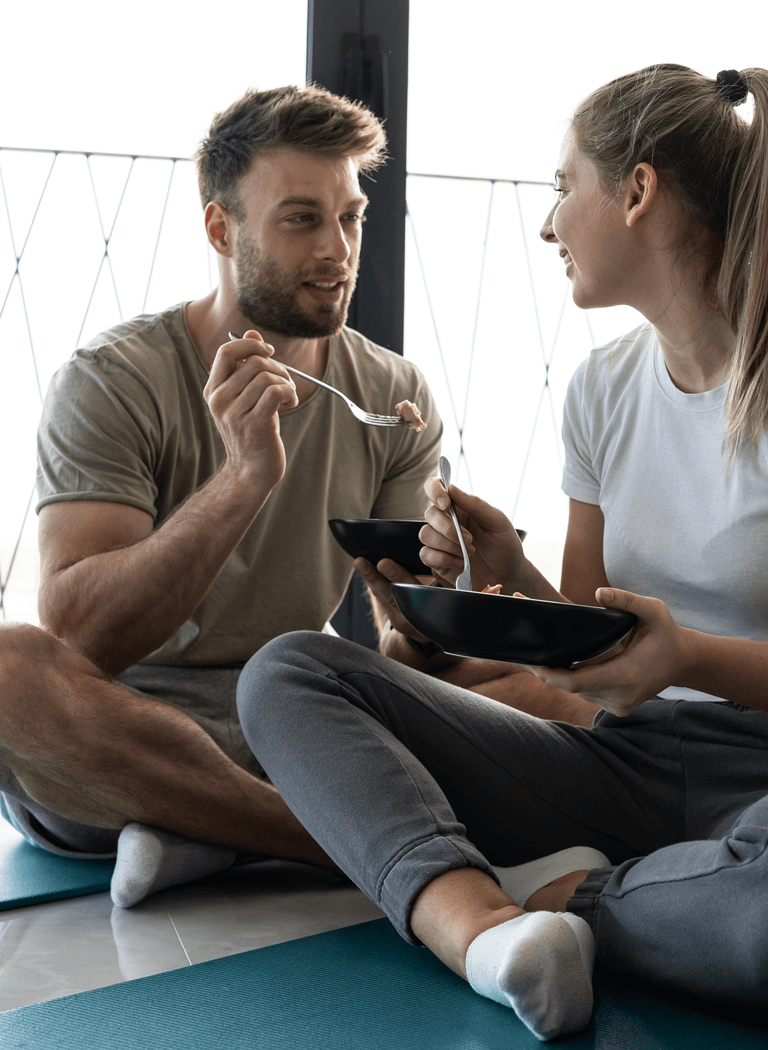 couple-eats-after-training-mob-2