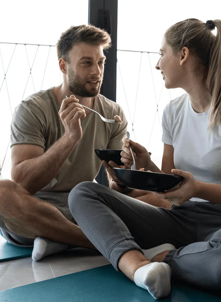 couple-eats-after-training-mob-2