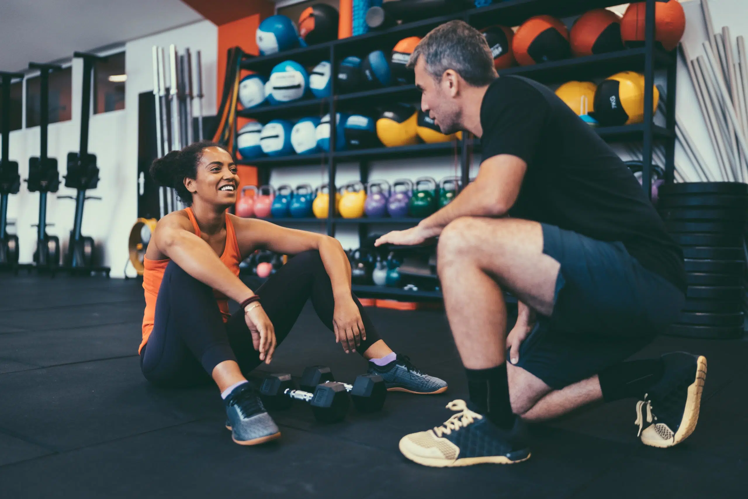 Homme et femme lors d'un entraînement personnel au fitness