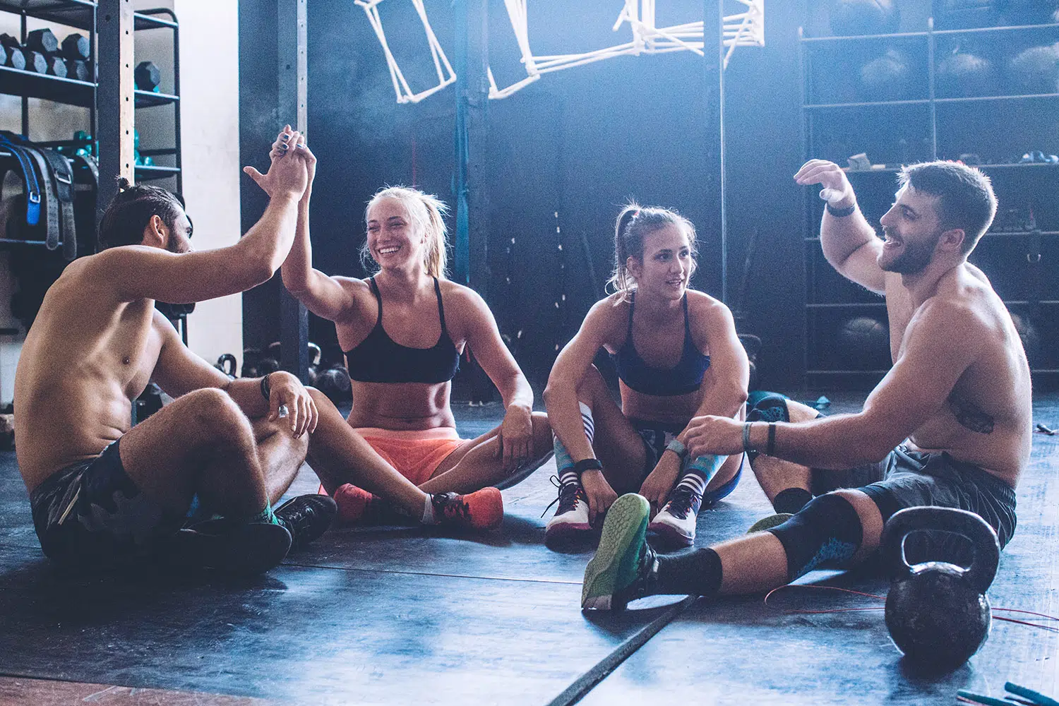 Des hommes et des femmes sportifs se motivent pour l'entraînement de fitness