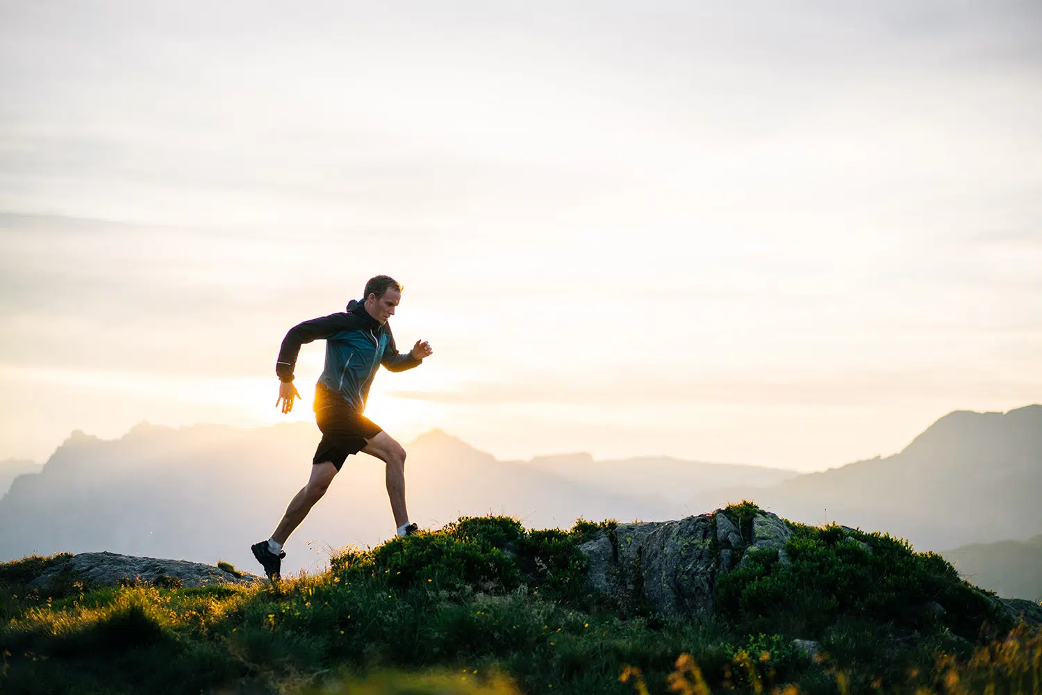 Image d'ambiance énergie avec un homme faisant son jogging sur la montagne