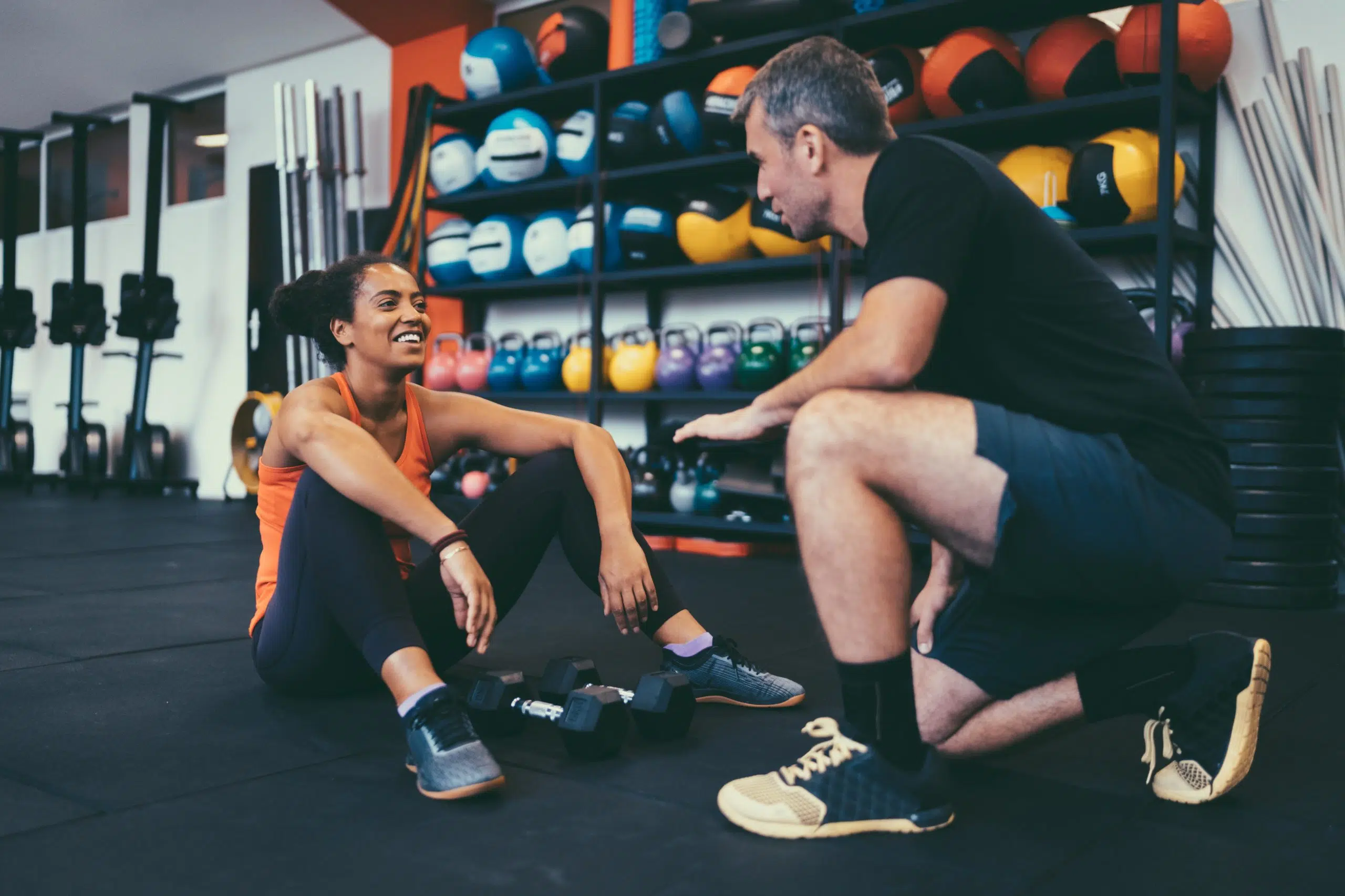 Uomo e donna che fanno personal training in palestra